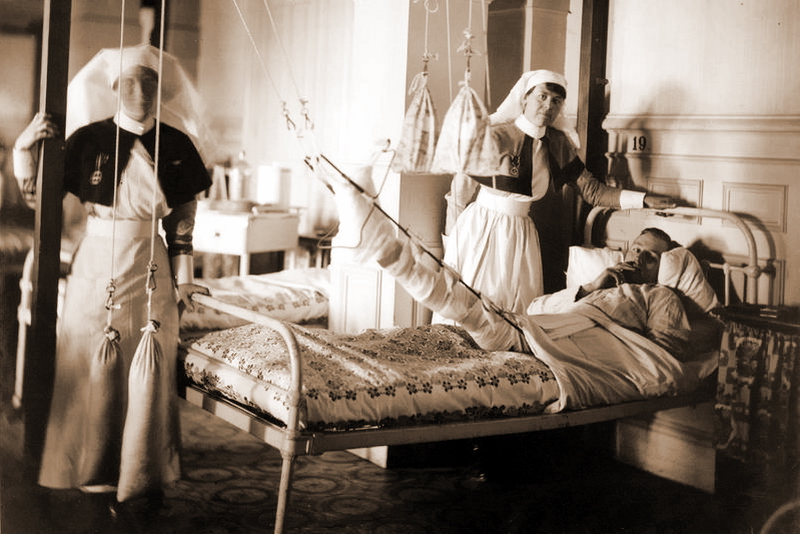 Офицер в госпитале. Киевский военный госпиталь 1914-1918. Лазареты первой мировой войны.
