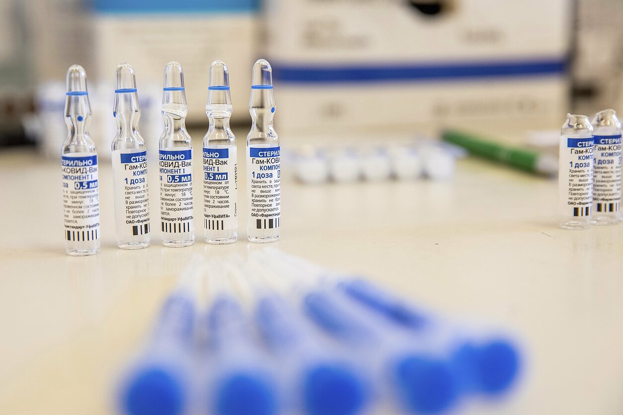 Фейк об умерших во время клинических испытаний вакцины "Спутник V" рассылают в Казнете