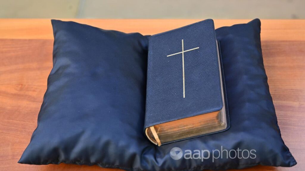 Фейк: «Всемирный экономический форум призвал переписать Библию при ...